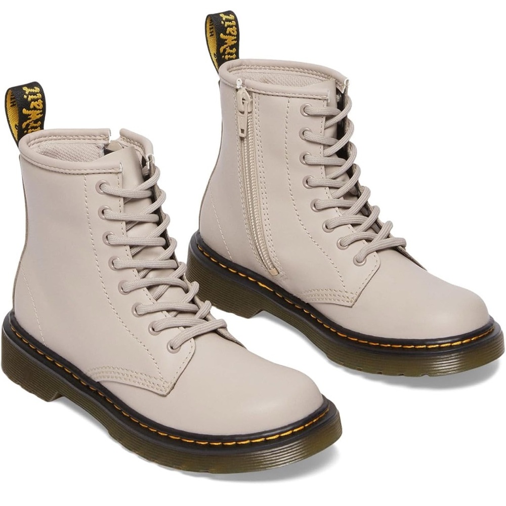 Brand New W/O Tag Dr. Martens size US 7 Toddler Cream Boots